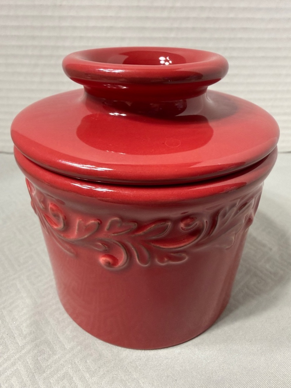 L Tremain Rouge Antique Collection Butter Keeper Crock Embossed Vines & Leaves - Picture 2 of 12